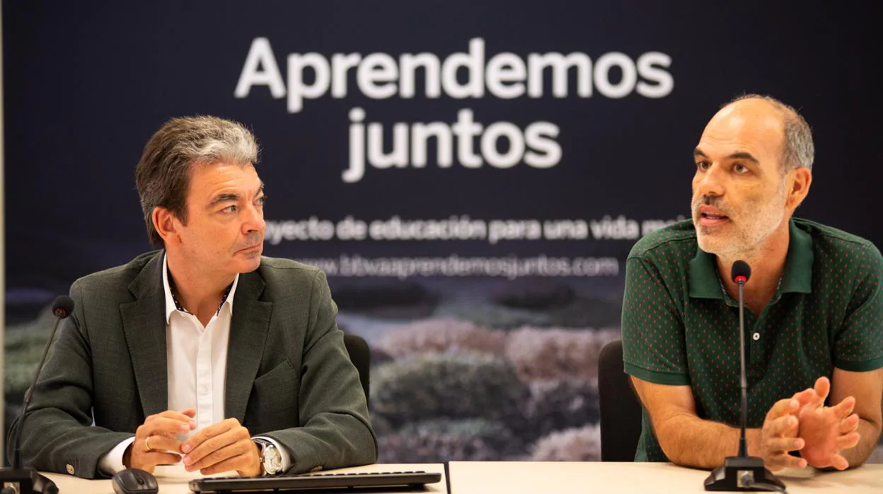 José Luis Arbeo, responsable del programa Aprendemos Juntos y el docente Juan de Vicente Abad