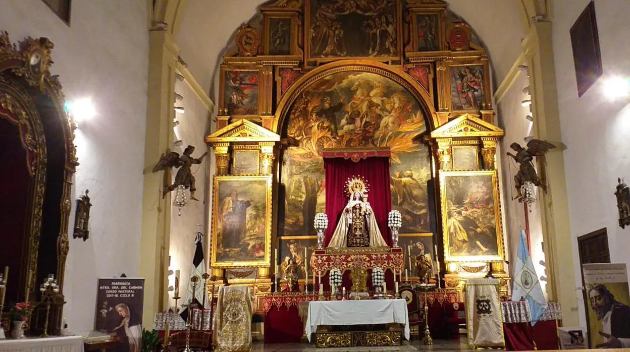 La Virgen del Carmen de Puerta Nueva en su altar