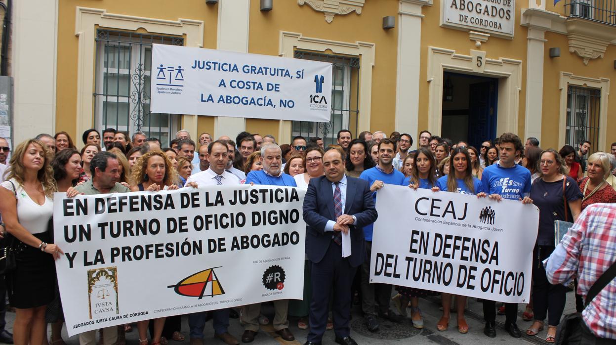 Concentracion de los letradoss cordobeses a las puertas del Colegio de Abogados