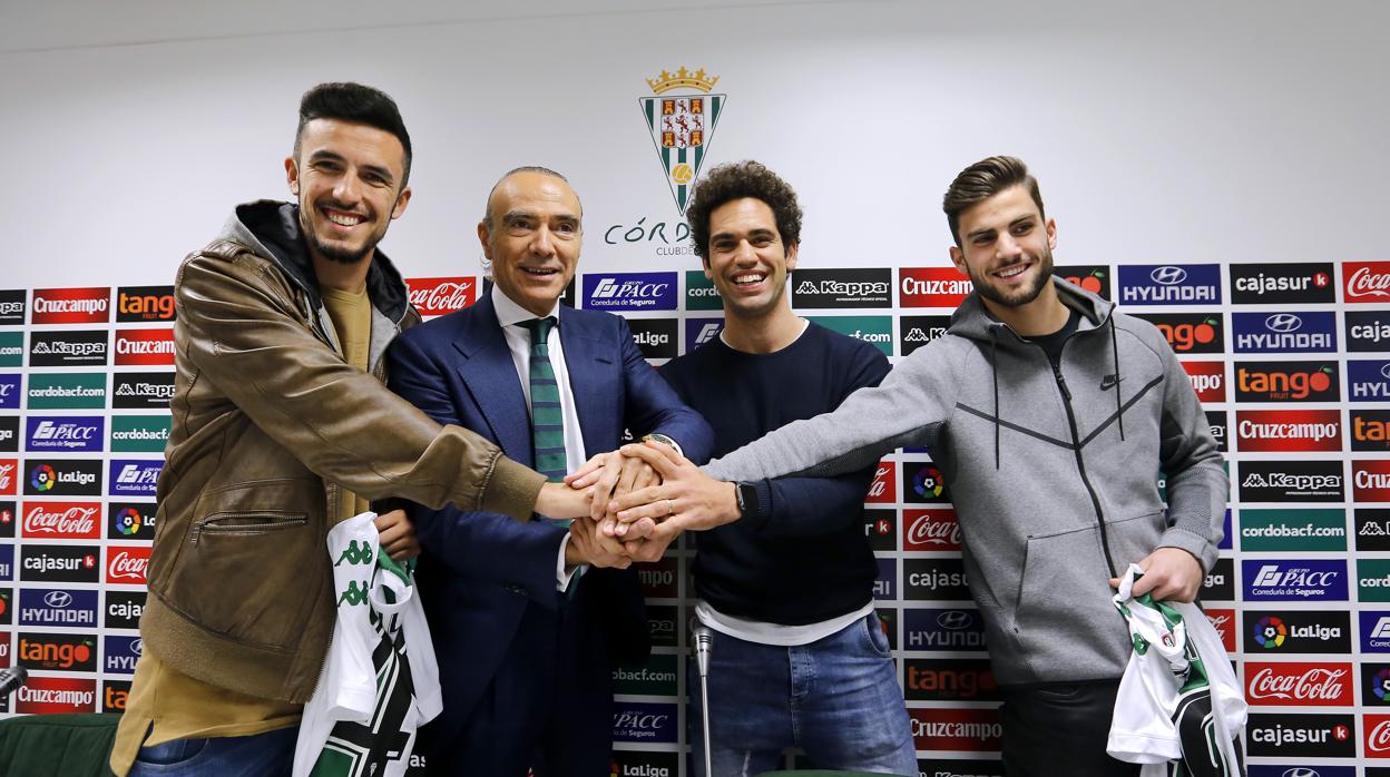 Alberto Quiles, a la izquierda, en la presentación de Luis Oliver