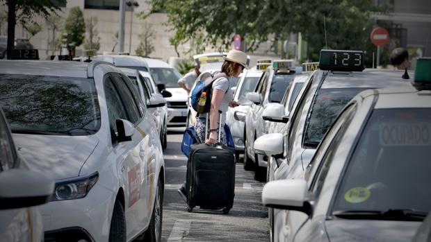 Una asociación minoritaria de taxistas se reune con Fomento tras el «desprecio» de su propia gremial