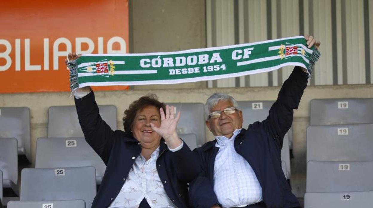 Dos aficionados del Córdoba CF durante un partido de la pasada temporada