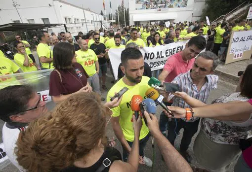 El portavoz del comité de empresa de ABB, Jesús Villegas, atiende a los medios en la protesta de ayer