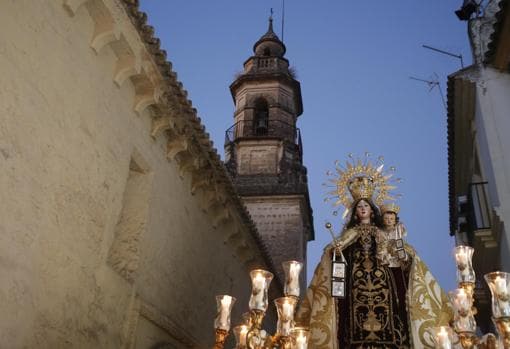 La Virgen del Carmen de Puerta Nueva, al pasar junto a la Magdalena
