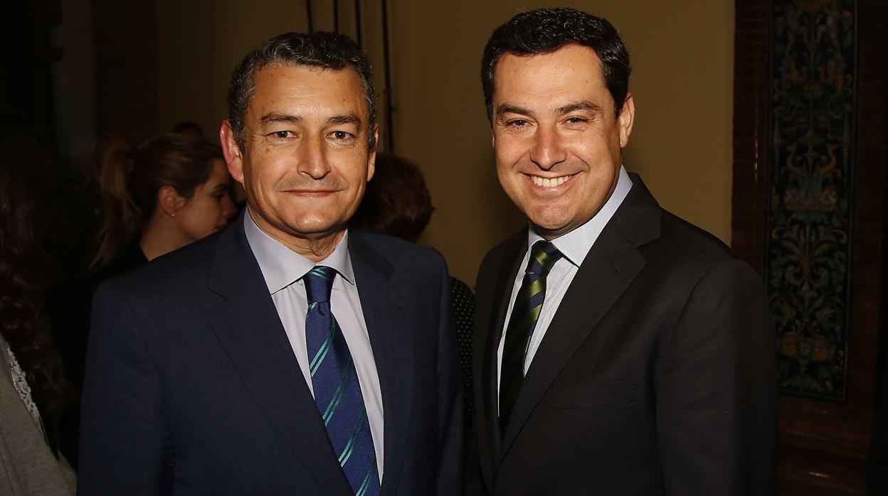 El presidente del PP andaluz, Juanma Moreno (c), junto al presidente del PP en Cádiz, Antonio Sanz