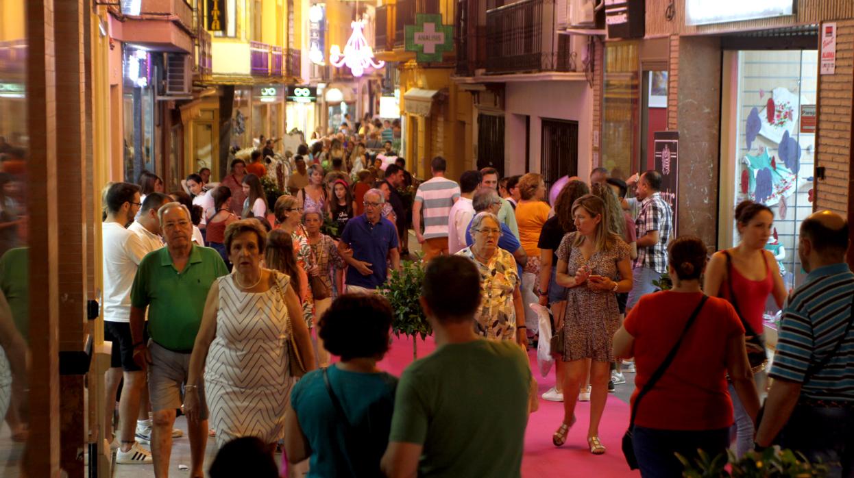 Las calles de Cabra se llenaron de luces y alfombras rosas