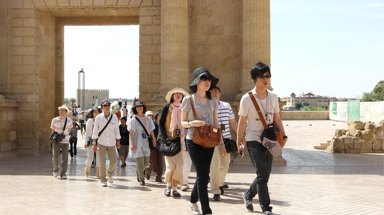 Grupo de turistas en el centro histórico de Córdoba