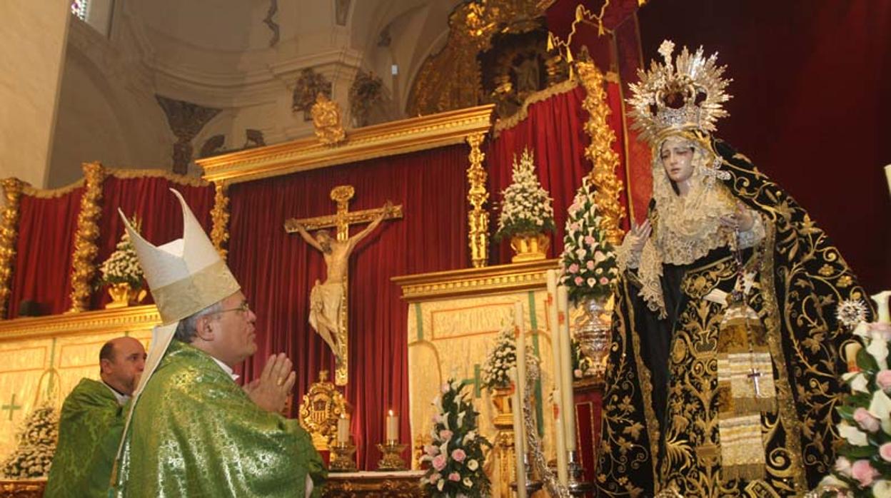 Momento de la bendición de la Virgen por el Obispo de Córdoba