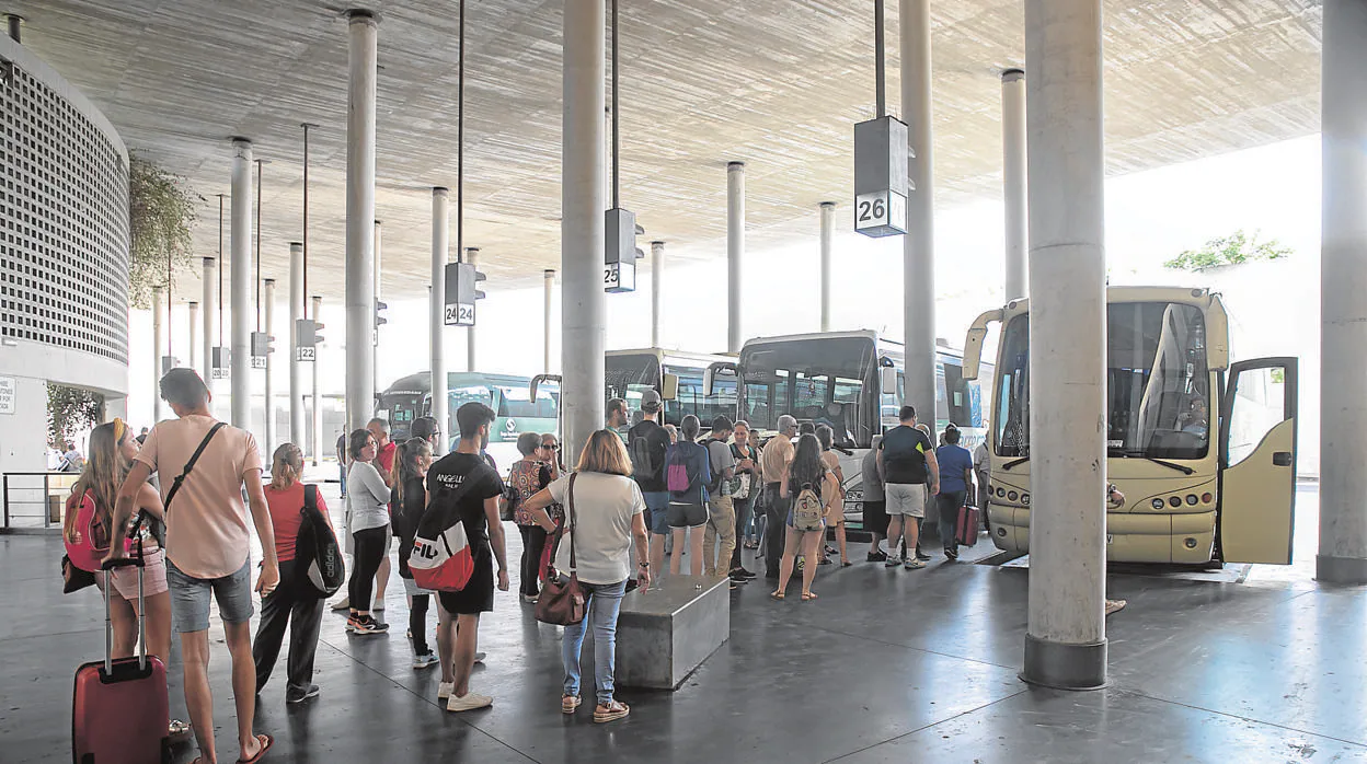 Pasajeros haciendo cola para subir a un autobús del Consorcio en Córdoba