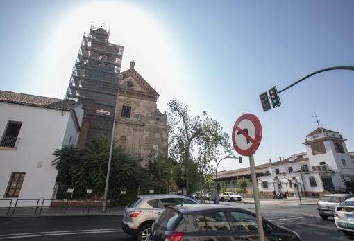 Iglesia Campo Madre de Dios; a la izquierda, la Casa de Acogida