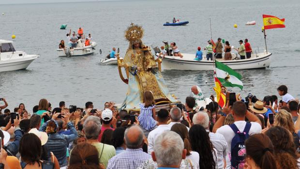 Chipiona se echa a la calle en la procesión marinera de la Virgen del Carmen