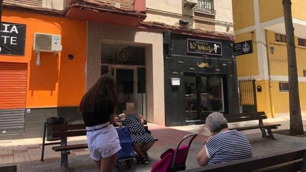 Mata a golpes a su padre mientras dormía y apuñala a su madre en la espalda en un domicilio de Málaga