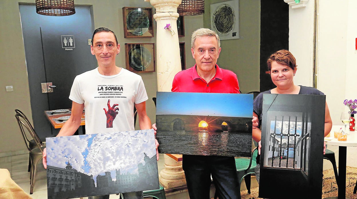 Mengual (centro) junto a los otros dos premiados en Doble de Cepa