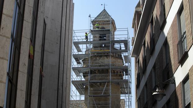 La torre de la iglesia de San Nicolás de Córdoba, andamiada para reponer el enfoscado del campanario