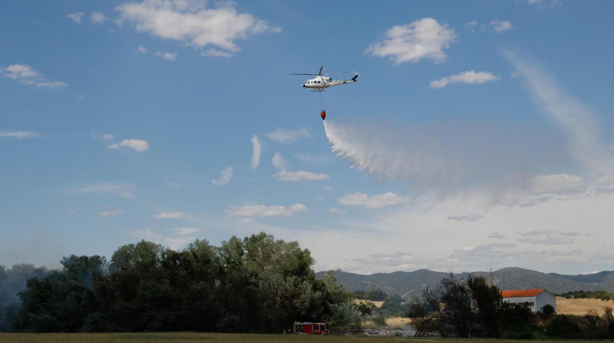 Un helicóptero trabaja en la extinción de un incendio en Córdoba