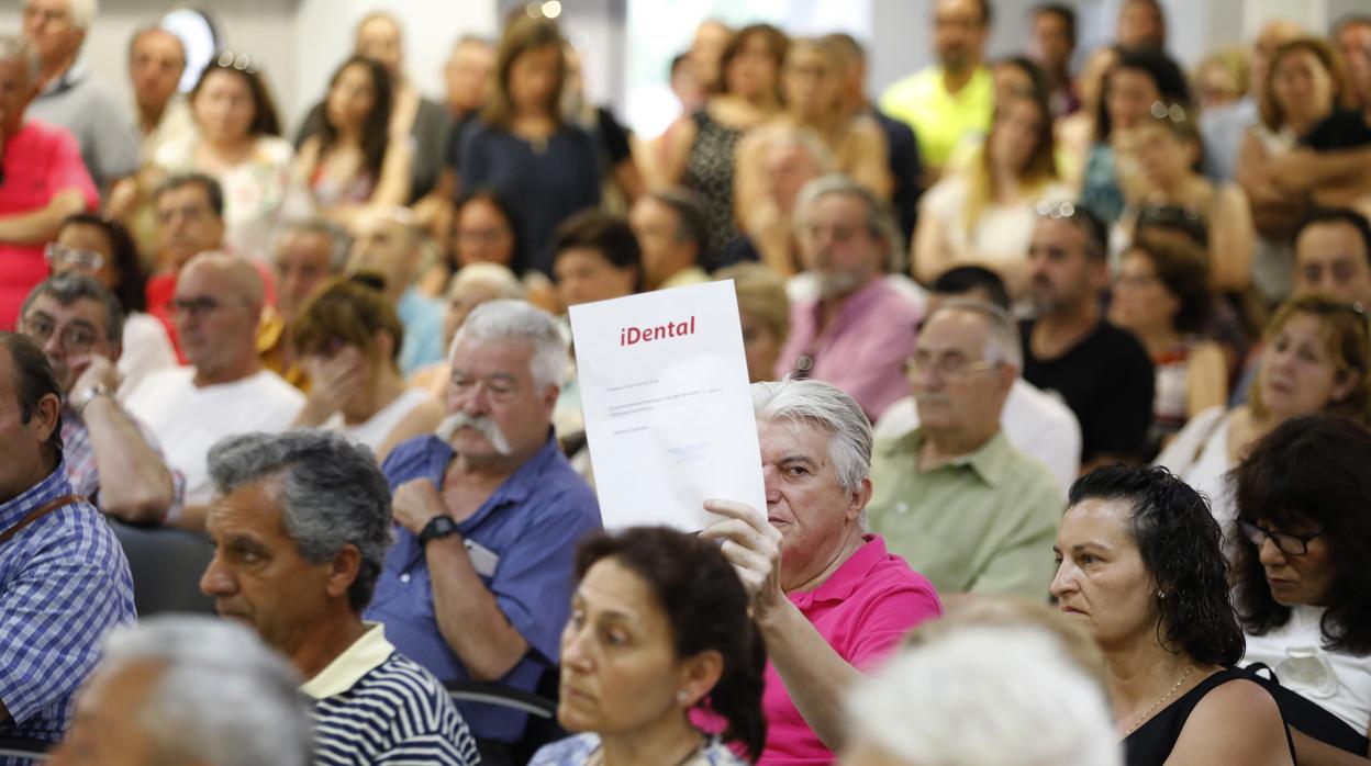 Asamblea de afectados por iDental celebrada en Córdoba