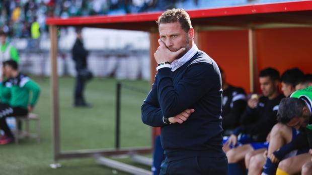 El Córdoba CF, con los derechos federativos bloqueados por el impago a Sandoval y Curro Torres