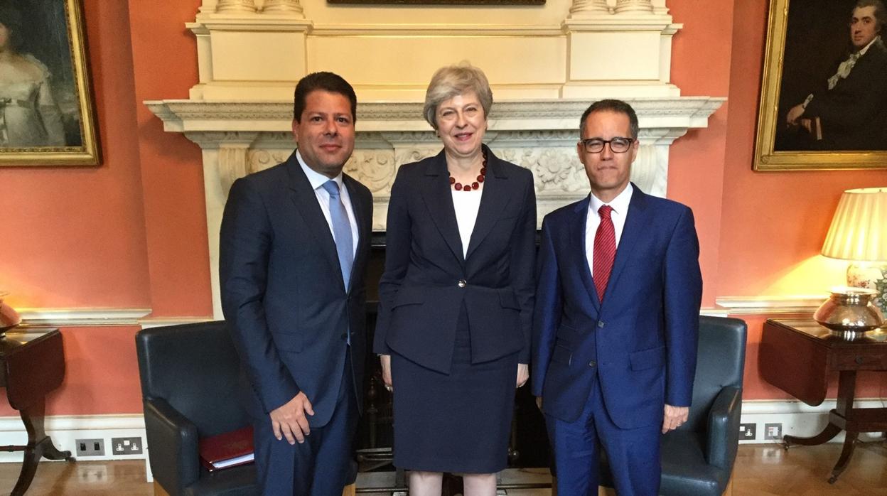 De izquierda a derecha, Fabian Picardo, Theresa May y Joseph García, en Downing Street