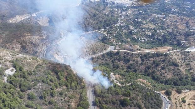 El Infoca trabaja en la extinción de un incendio forestal en Ojén (Málaga)