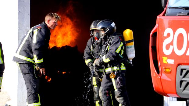 Un incendio destruye una nave de residuos en Lucena (Córdoba) cerca del Punto Limpio