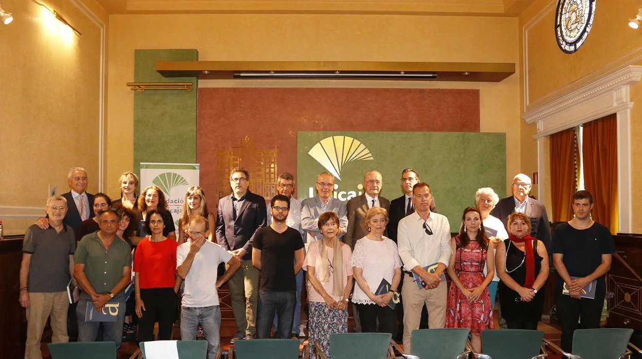 Imagen de los poetas galardonados por el premio Alcántara y autoridades en la presentación de la antología
