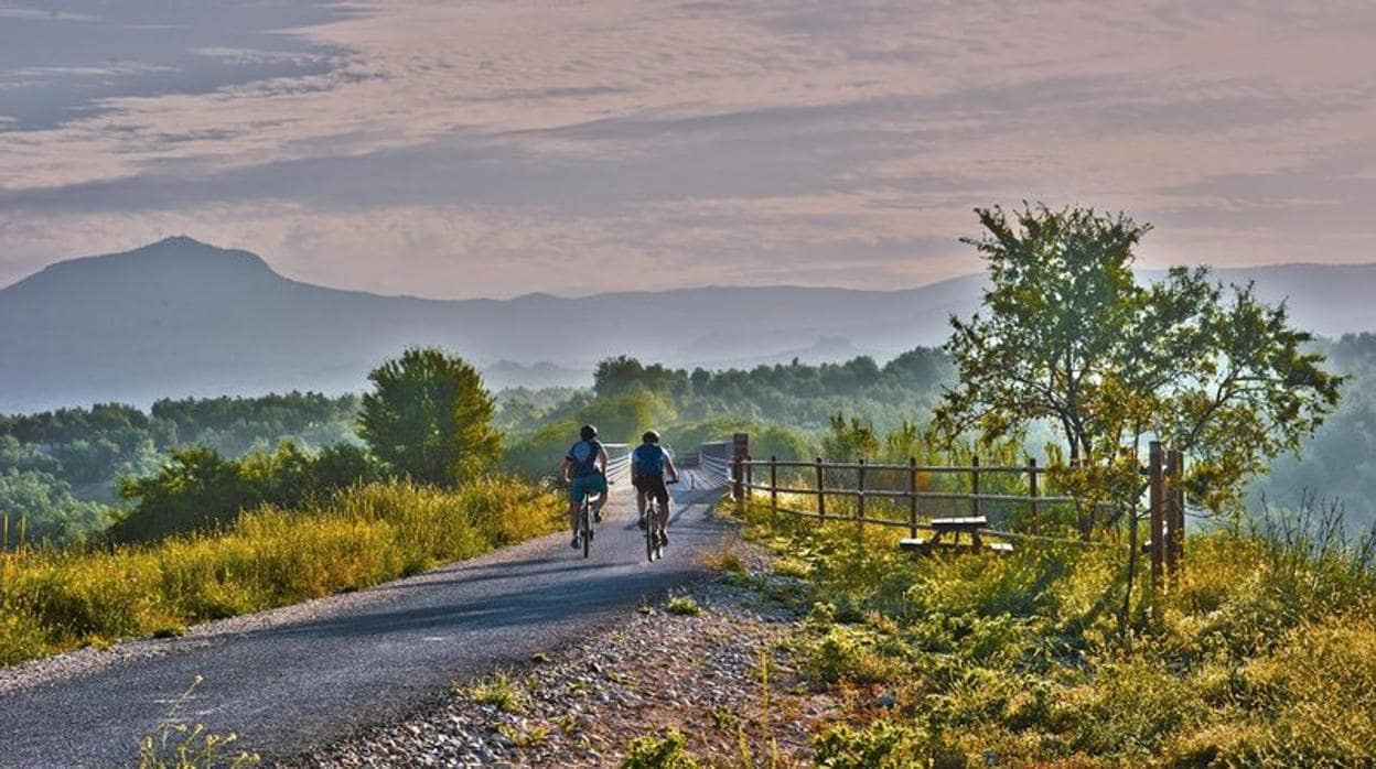 Imagen de dos ciclistas por la Vía Verde de la Subbética