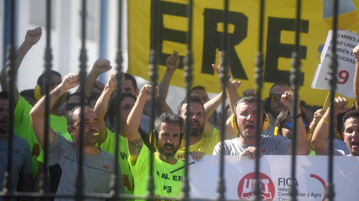 Encierro de los trabajadores en la fábrica como motivo de protesta