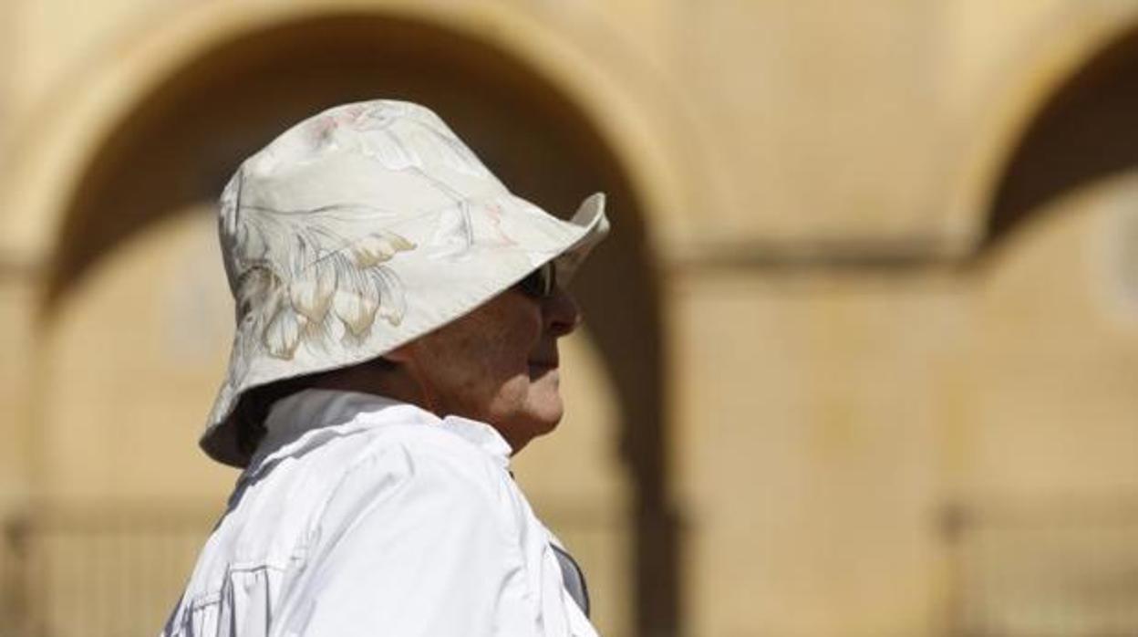 Una turista protegida con un gorro del sol