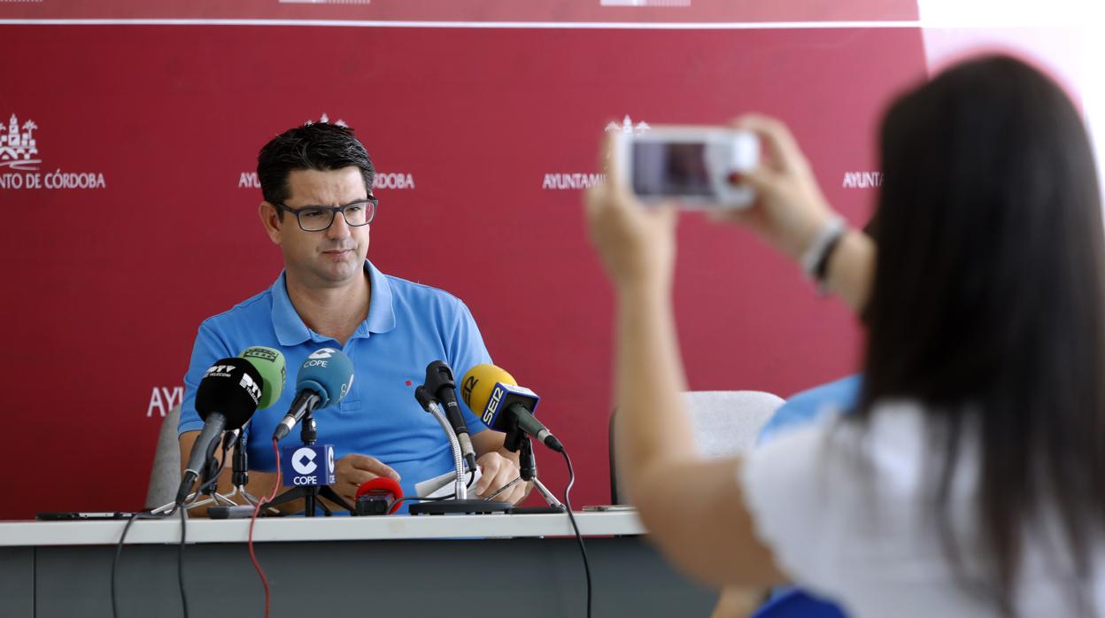 Pedro García, anterior edil de Urbanismo y Turismo, en rueda de prensa