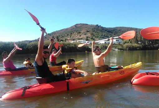 Los paseos en kayak son otra de las ofertas de deporte y naturaleza que ofrece el río Guadiana