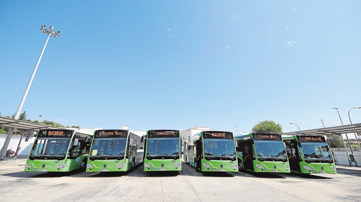 Línea de autobuses de Aucorsa en el aparcamiento de la empresa municipal del polígono Pedroche