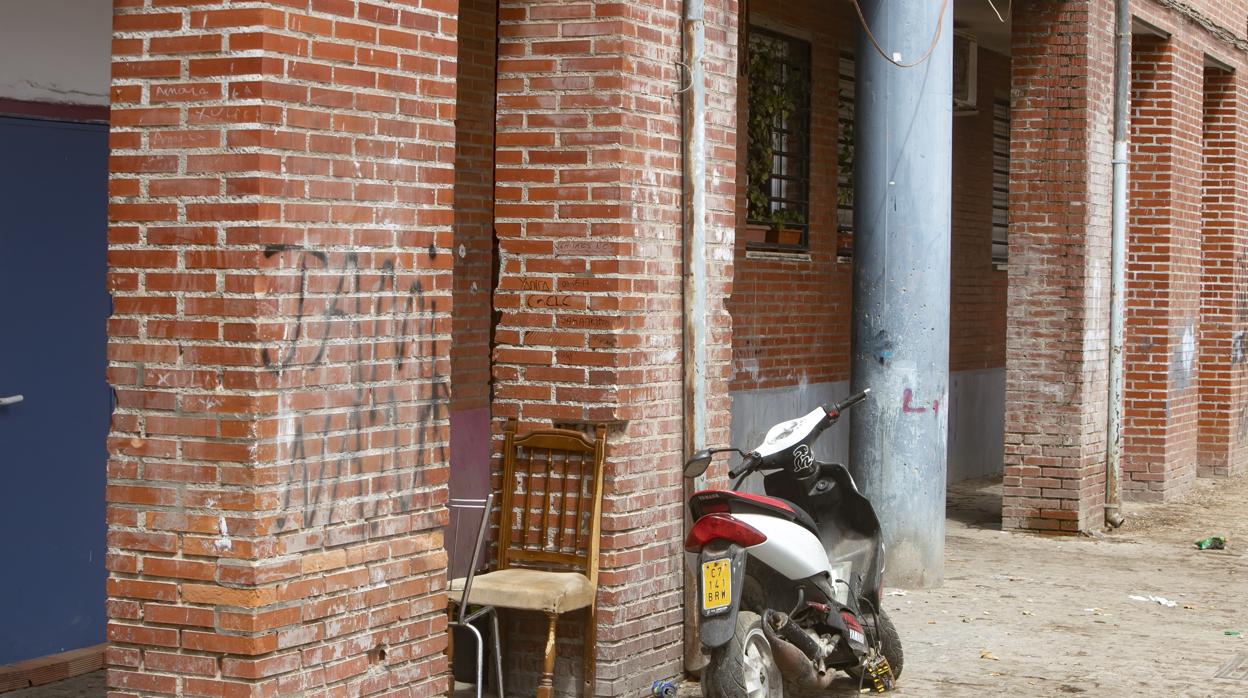 Soportales de uno de los patios del barrio de Las Moreras en Córdoba