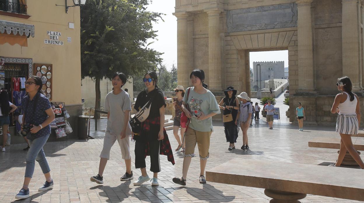 Turistas asiáticas en la plaza del Triunfo en Córdoba