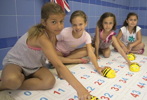 Alumnas durante la actividad en la que aprenden programación con Beebot