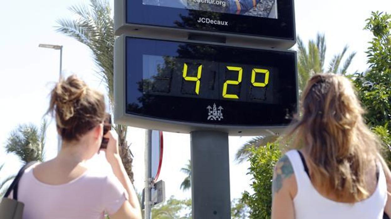 Un termómetro marca 42 grados en la ciudad de Granada en una imagen de archivo