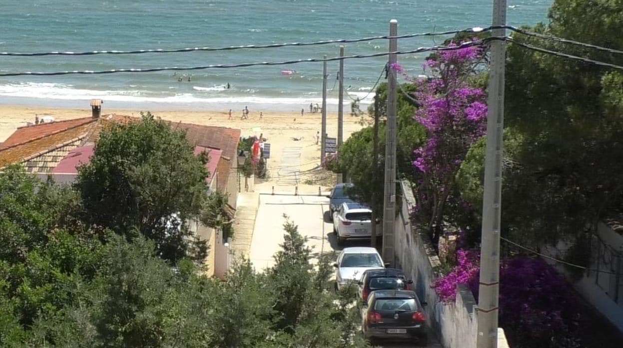 Coches aparcados junto a una playa de Huelva
