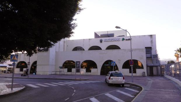 El tren Altaria Algeciras-Granada sufre una avería y los pasajeros tienen que hacer el trayecto en autobús