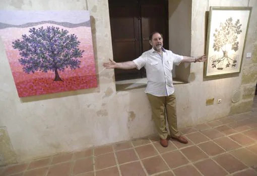 El pintor de Vélez-Málaga en la exposición de sus cuadros en Rincón de la Victoria