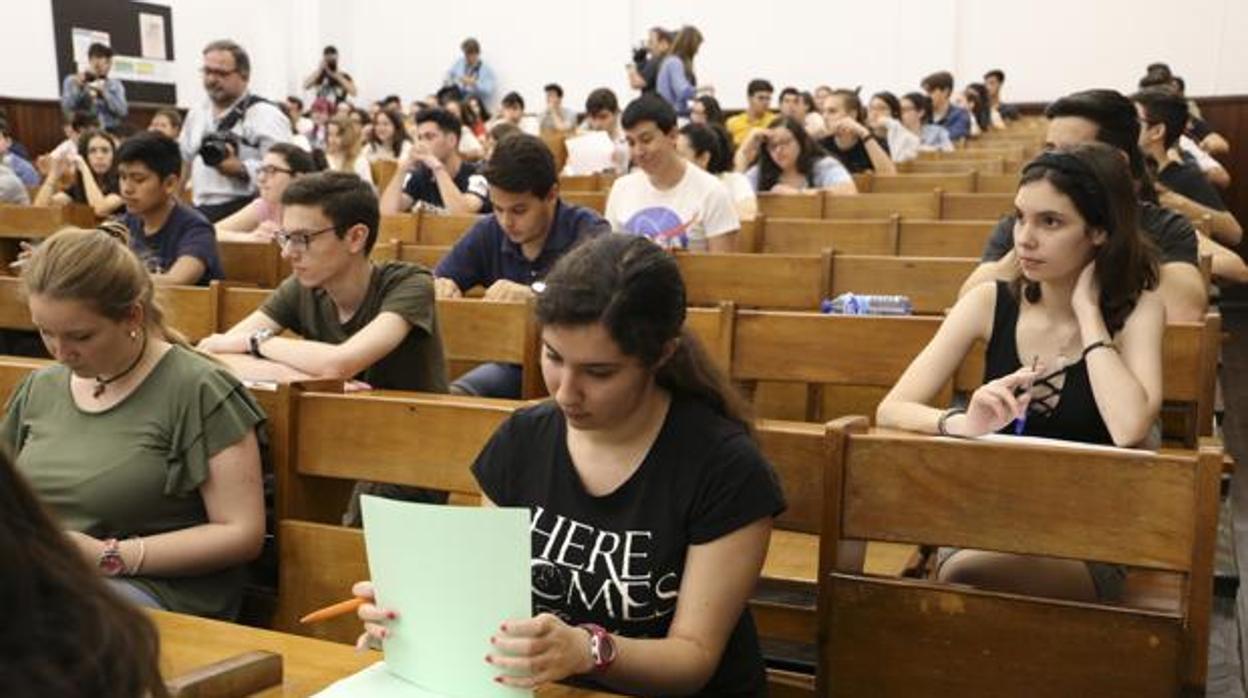 Alumnos examinándose de Selectividad