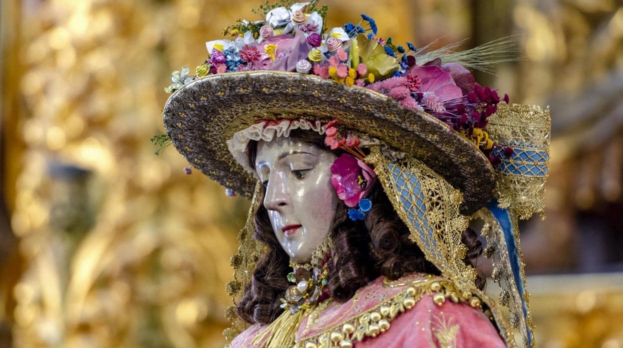 La Virgen del Rocío, ya ataviada como Divina Pastora