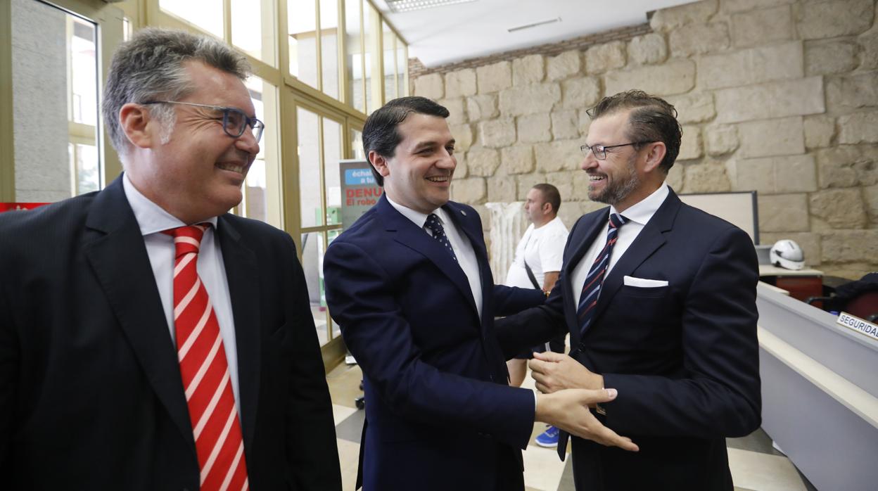 José María Bellido conversa con David Dorado en las instalaciones del Ayuntamiento