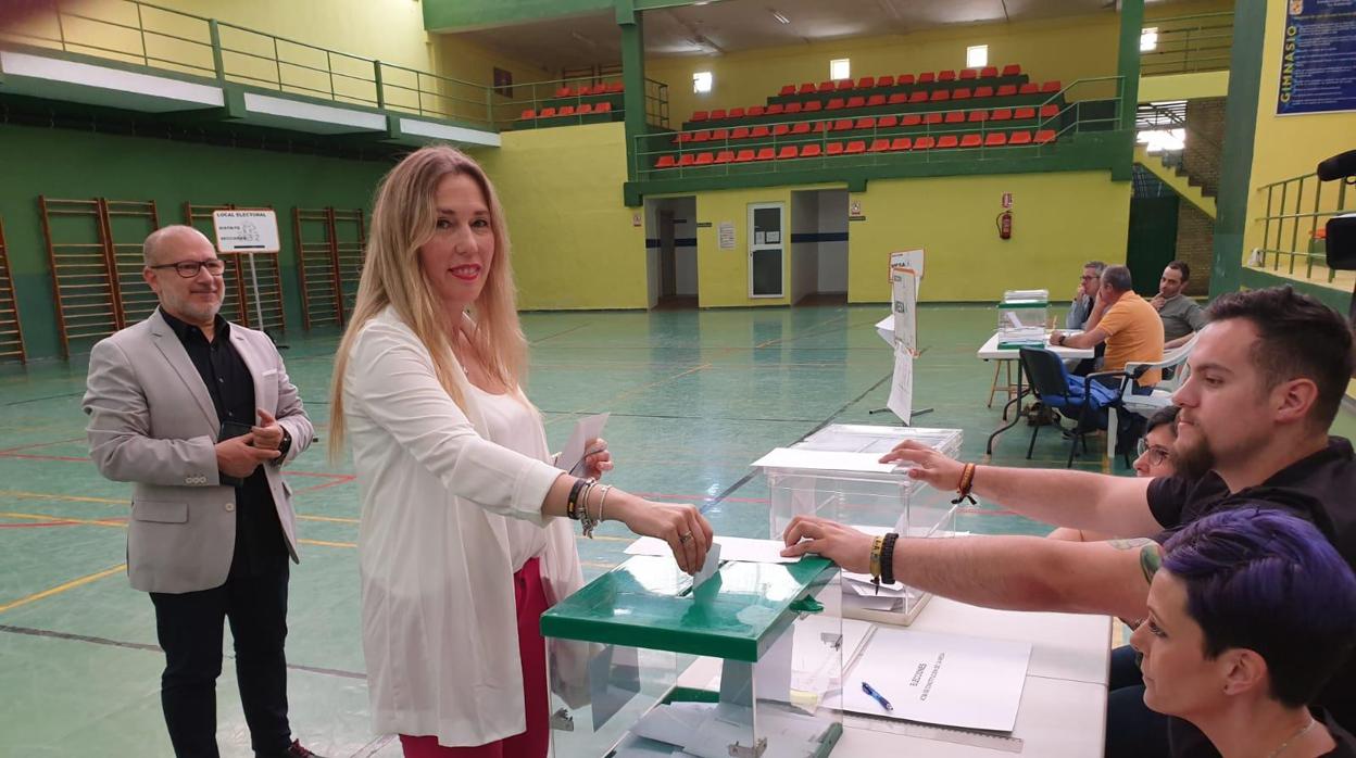 Salud Anguita vota en las elecciones municipales celebradas el 26 de mayo