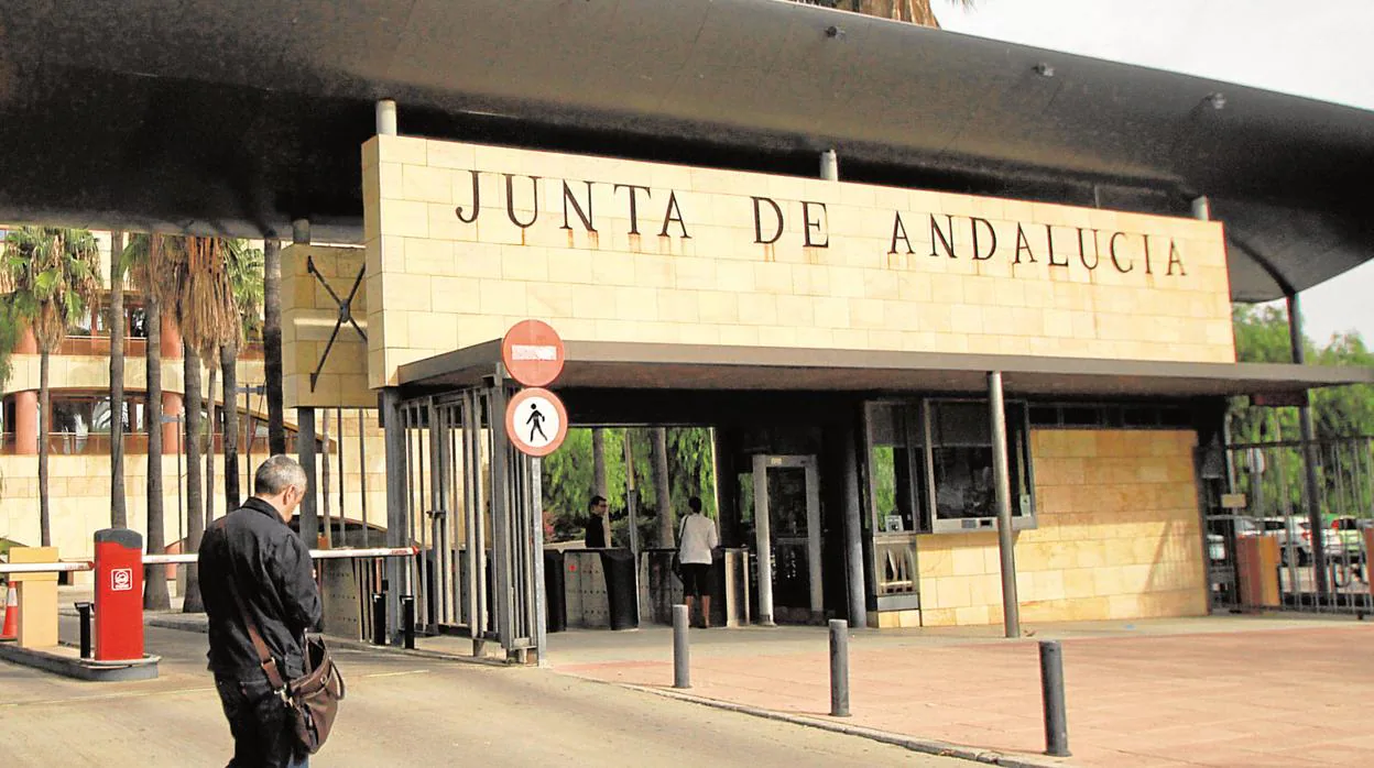Un hombre camina delante de Torretriana, sede de la Junta de Andalucía