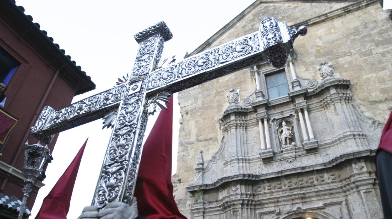 La Cruz de guía de la Caridad a las puertas de San Eulogio y San Francisco