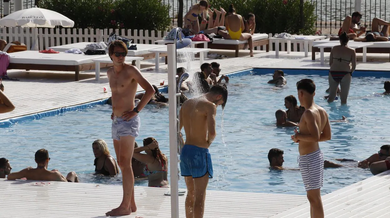 Jóvenes disfrutan de un día de piscina