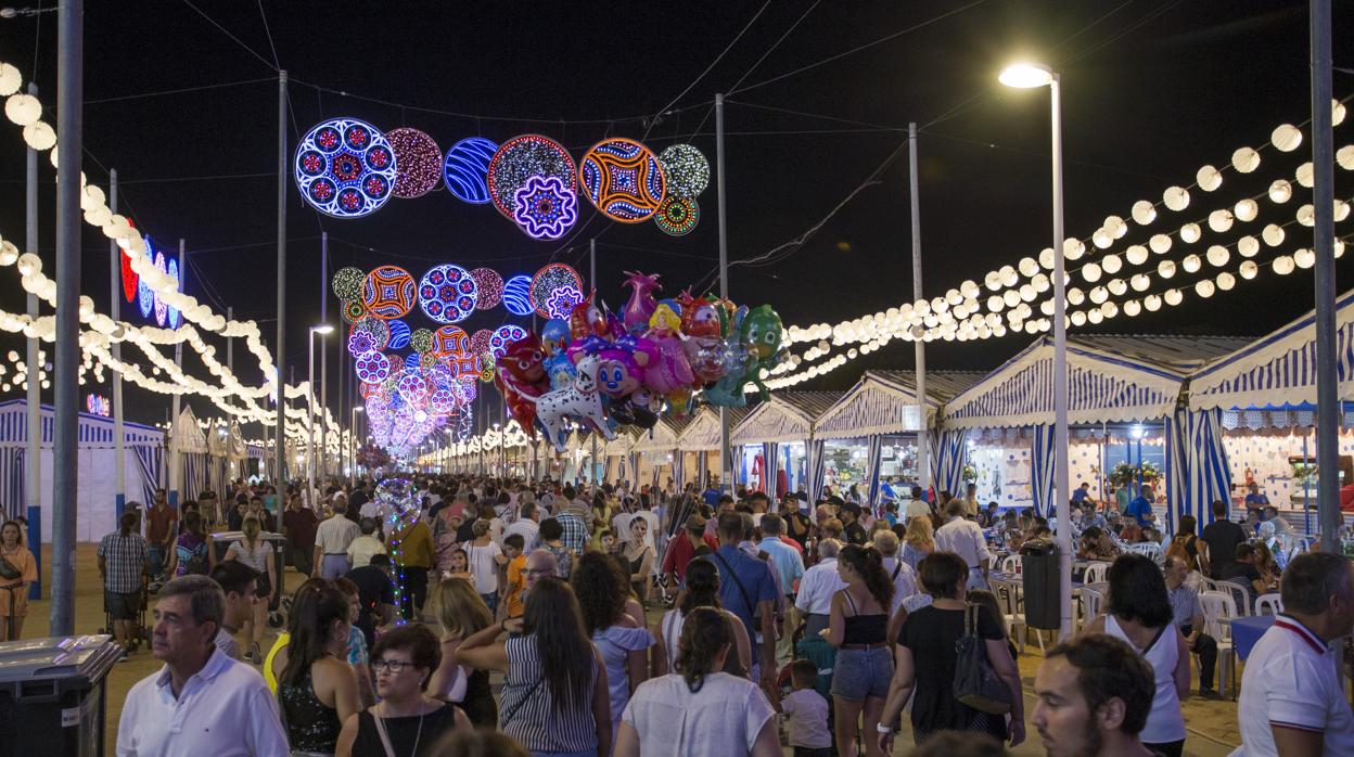 Una de las calles del recinto de las Fiestas Colombinas de Huelva