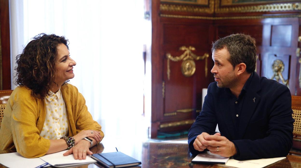 María Jesús Montero y Julio Millán, durante la reunión