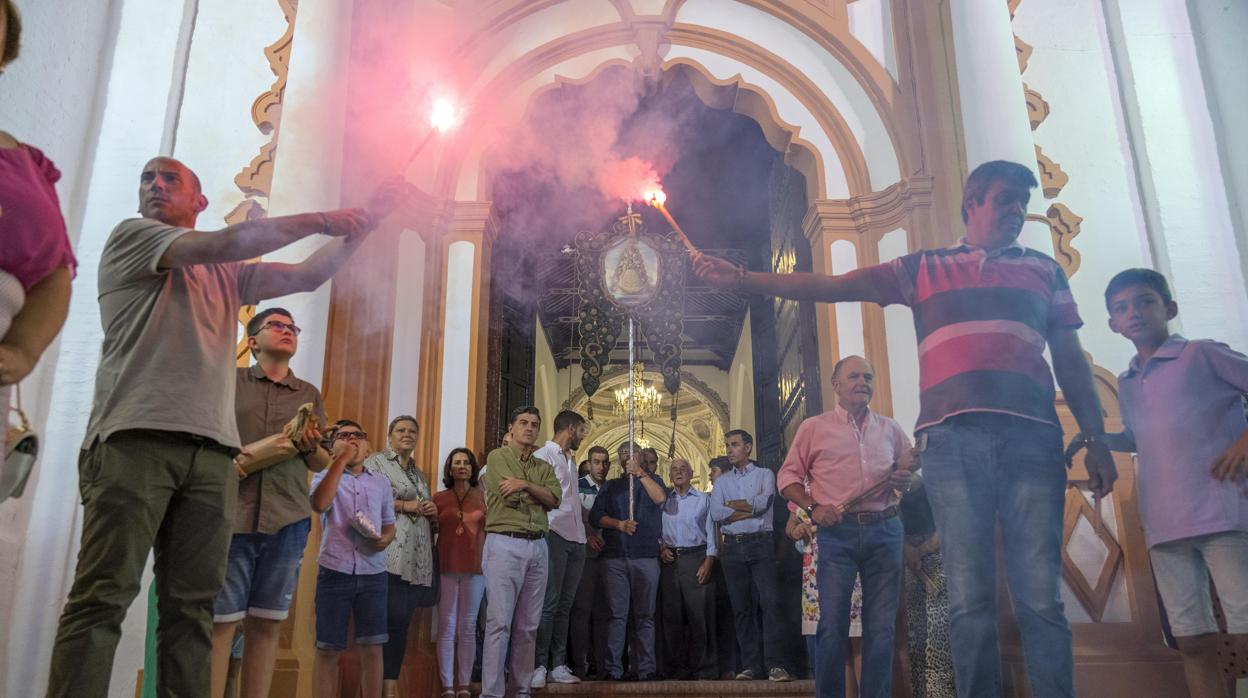 El Simpecado de la Matriz almonteña a su salida de la Parroquia de Ntra. Sra. de la Asunción