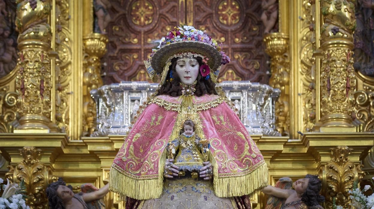 La Virgen del Rocío con sus galas de Pastora