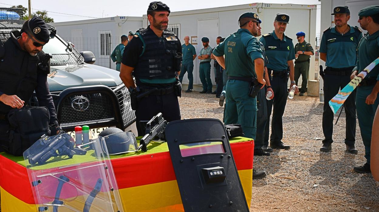 Miembros del dispositivo de la Guardia Civil desplegado en Dreambeach Villaricos.